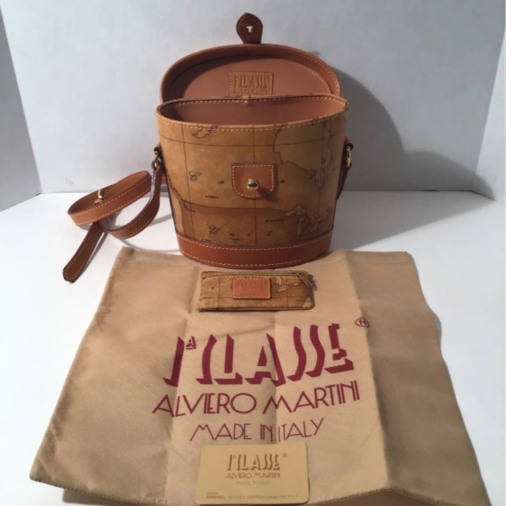 🆕 Binocular-Shaped I' Ilasse Leather Bag From Italy Alviero Martini Bag! 💥 - Picture 2 of 10